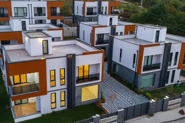 Modern cephe tasarımıyla öne çıkan mimari yapı