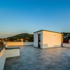 Modern binada ahşap zeminli geniş teras alanı