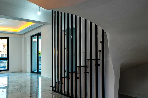 Minimalist detaylarla dekore edilmiş iç mekân salon görüntüsü